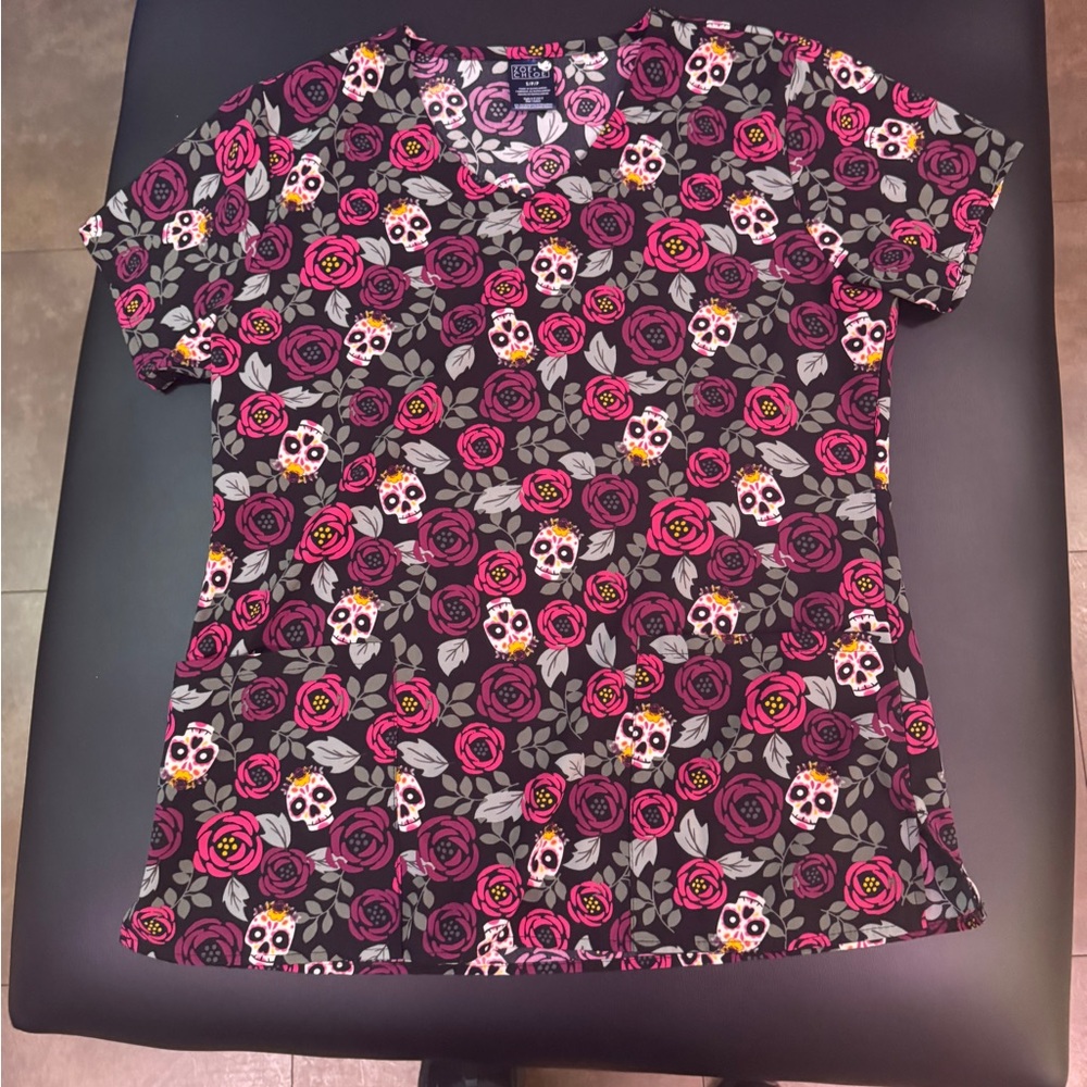NWOT Zoe + Chloe Floral Skull Print Scrub Too